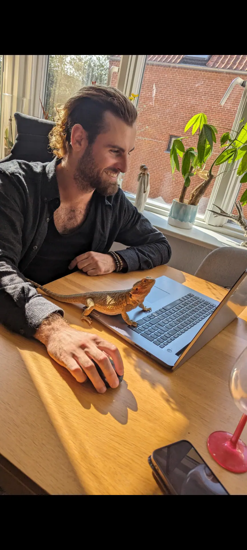 Benjamin skriver og fotograferer til madbloggen ved køkkenbordet
