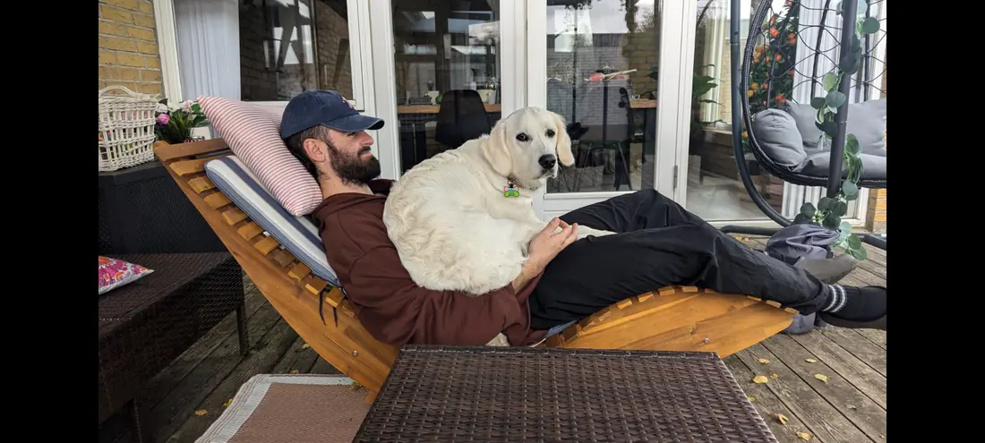 Benjamin slapper af på terrassen derhjemme med sin hund