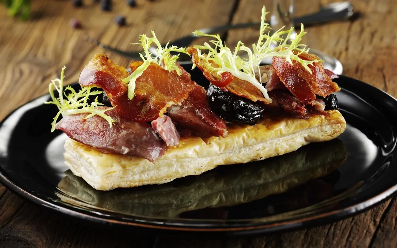 Confiteret andelår med svesker og bacon