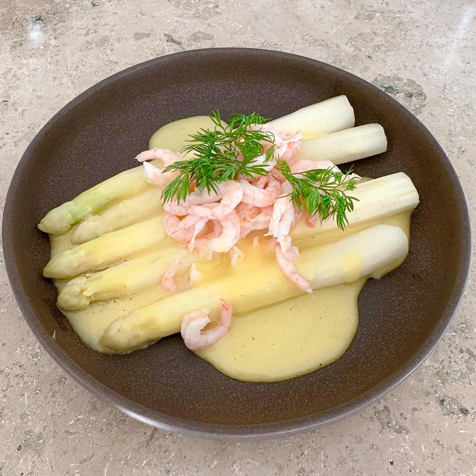 Hvide asparges med rejer og hollandaise