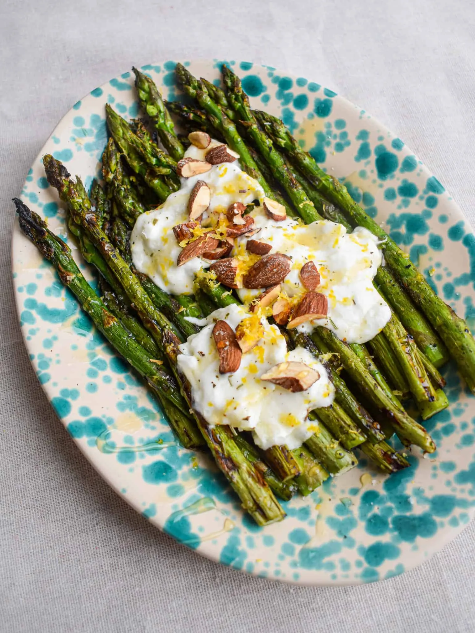 Grillede asparges med burrata og saltmandler