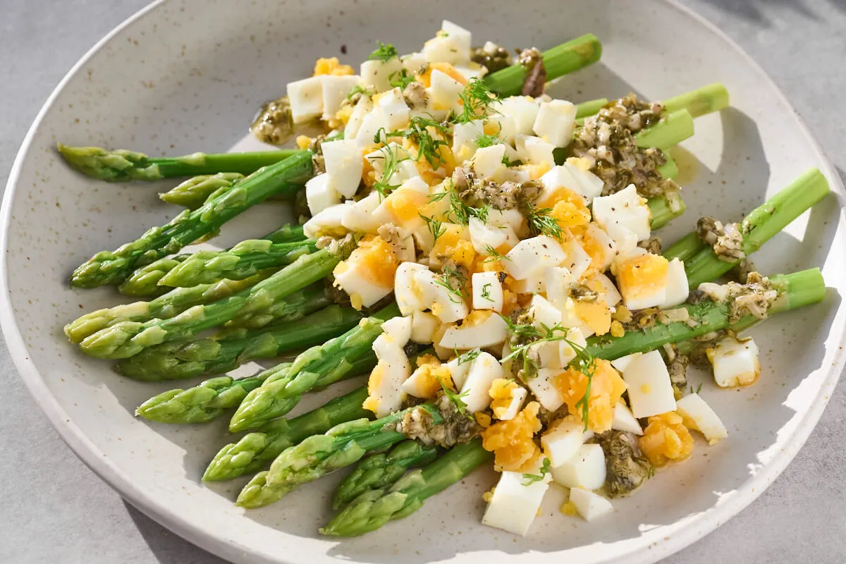 Grønne asparges med æg og vinaigrette