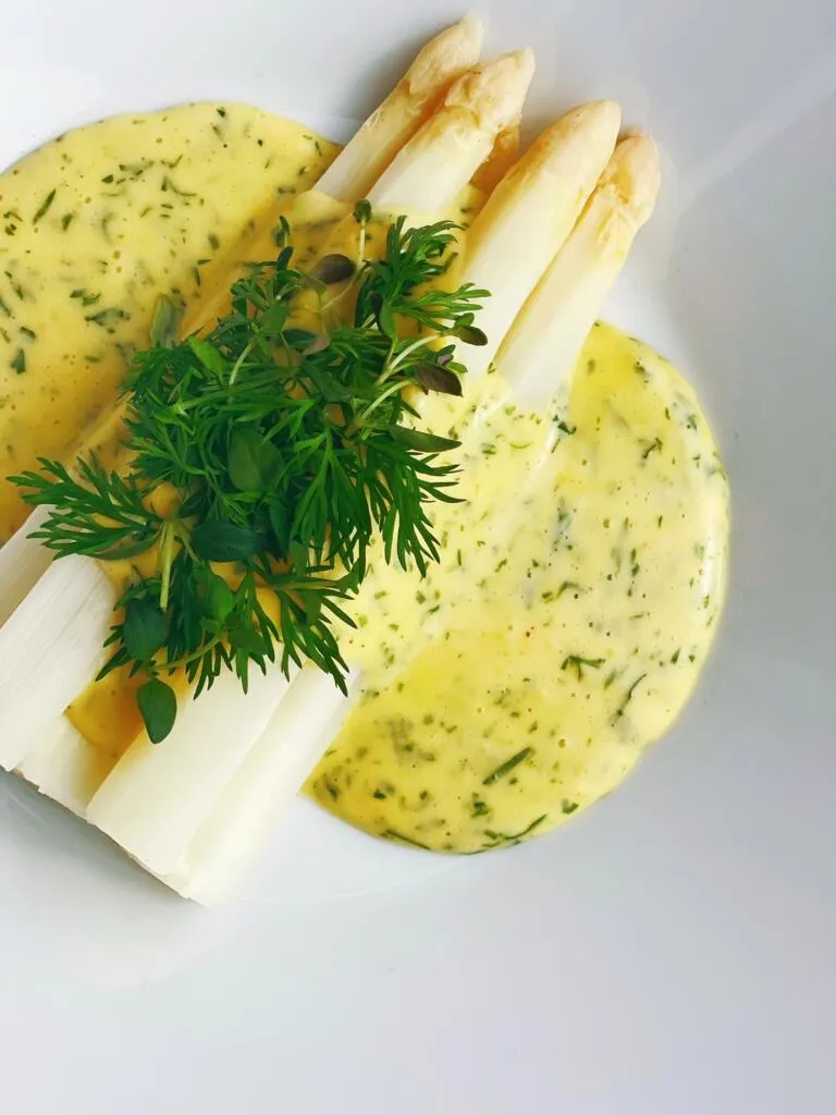 Dampede hvide asparges med dild-hollandaise