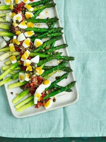 Grønne asparges med grov vinaigrette og glade æg
