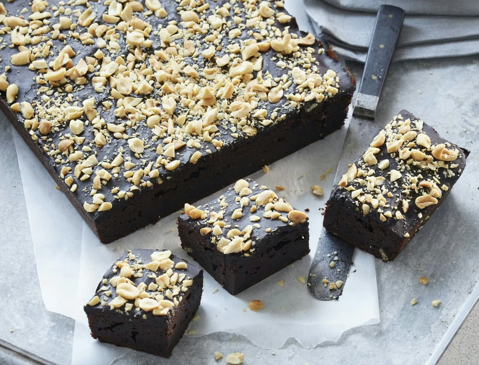 Konfektkage med banan og peanutbutter