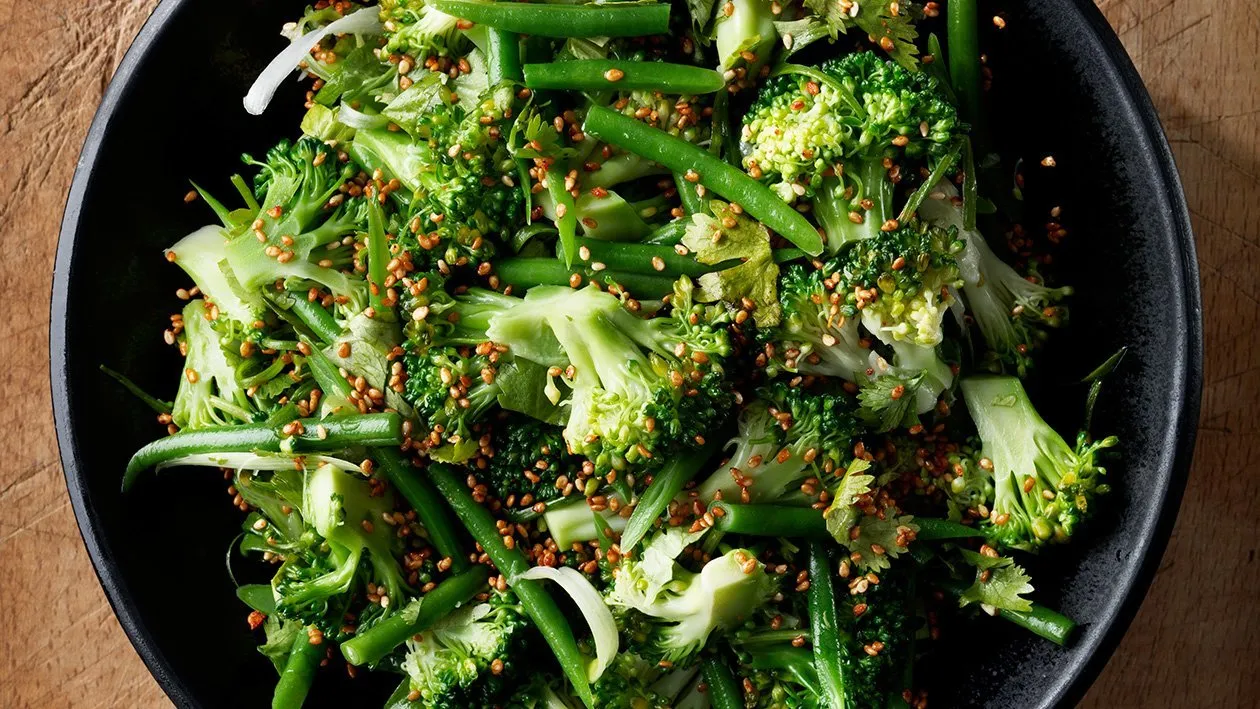 Broccoli med sesam, koriander og miso