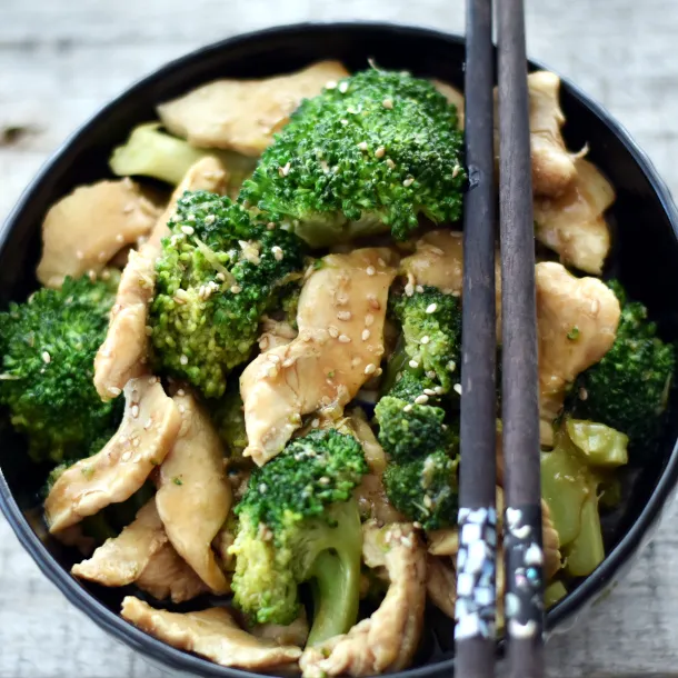 Kylling med broccoli i kinesisk inspireret sauce