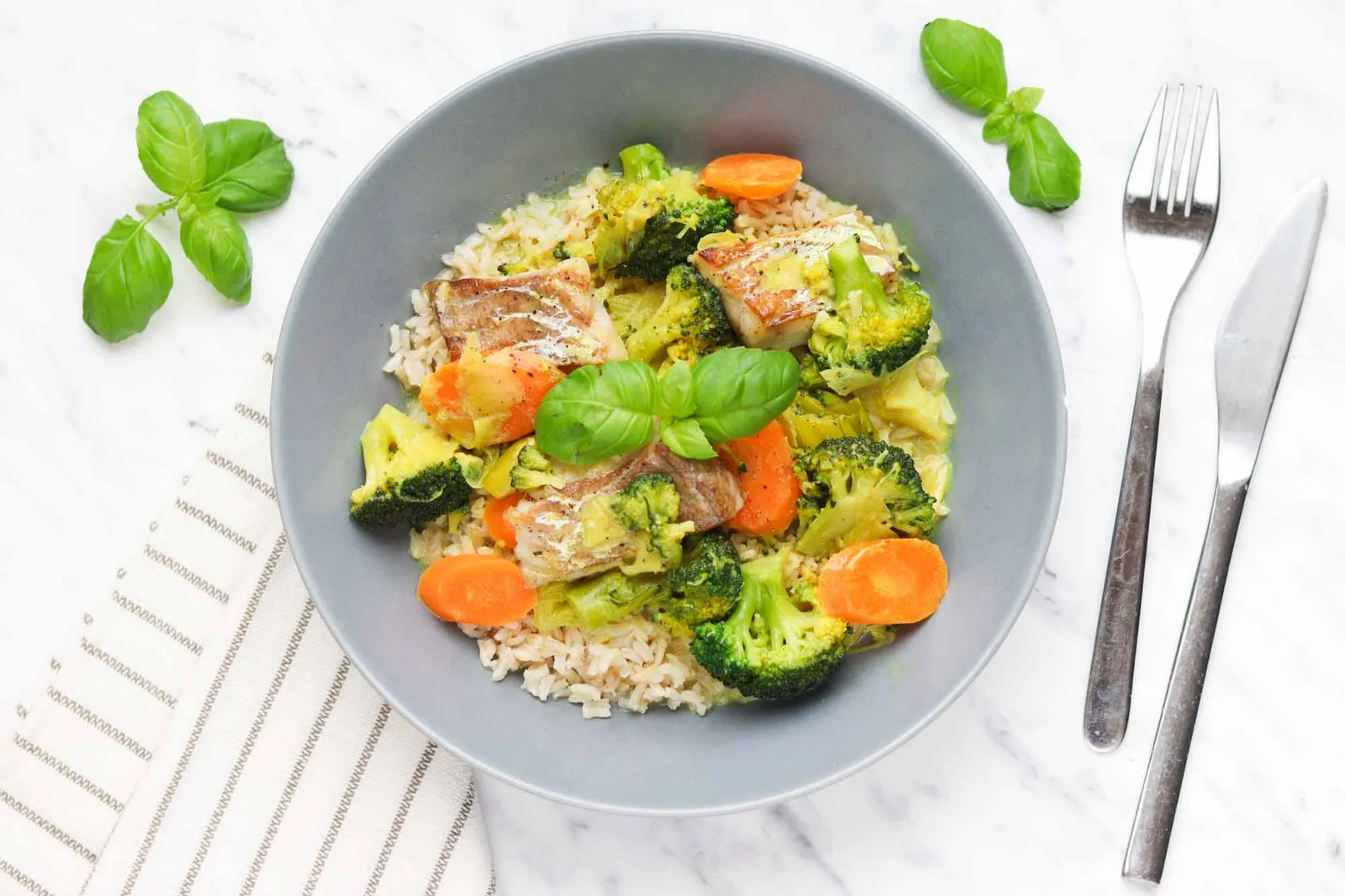 Torsk med broccoli og gulerødder i karrysovs
