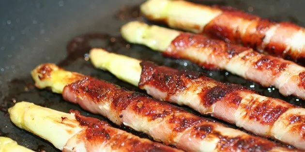 Hvide asparges med bacon