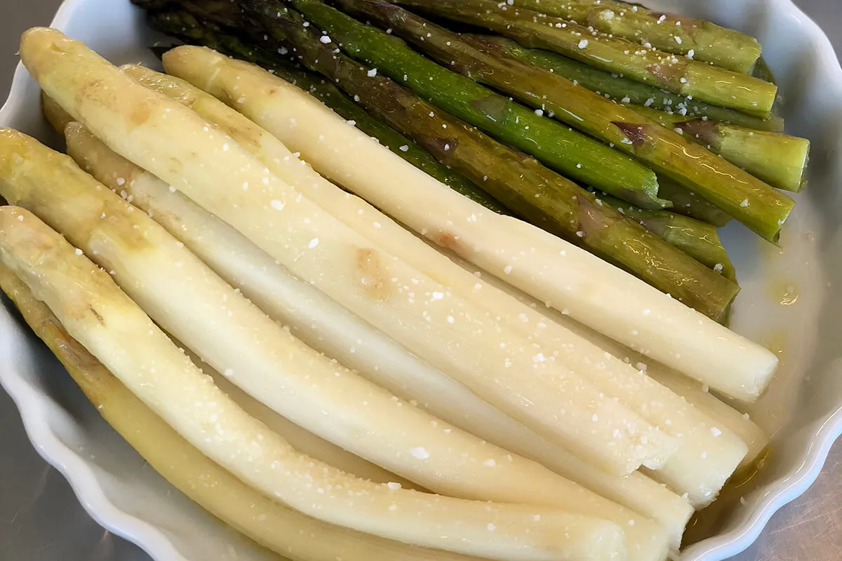Hvide asparges sous vide