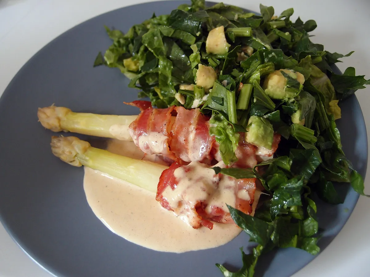 Hvide asparges med baconfløde