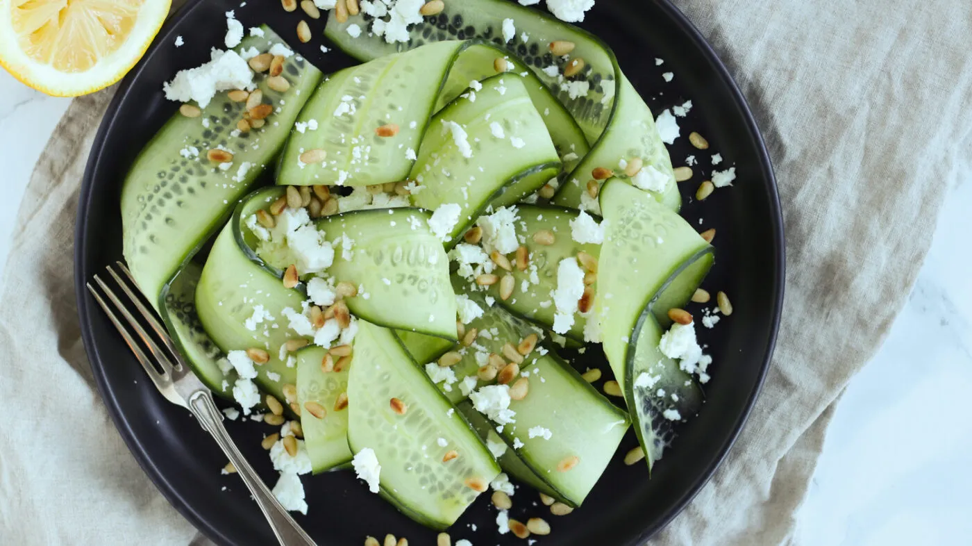 Salat med agurk, feta og pinjekerner