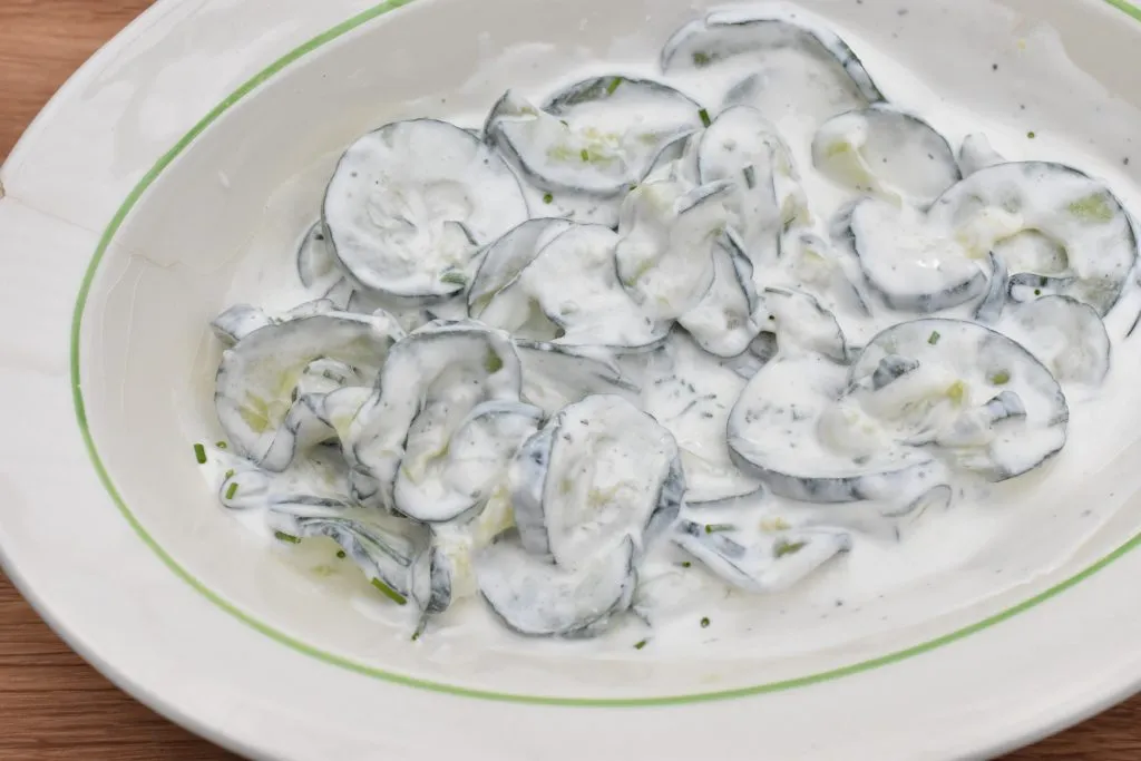 Sommersalat med agurk og hvid dressing
