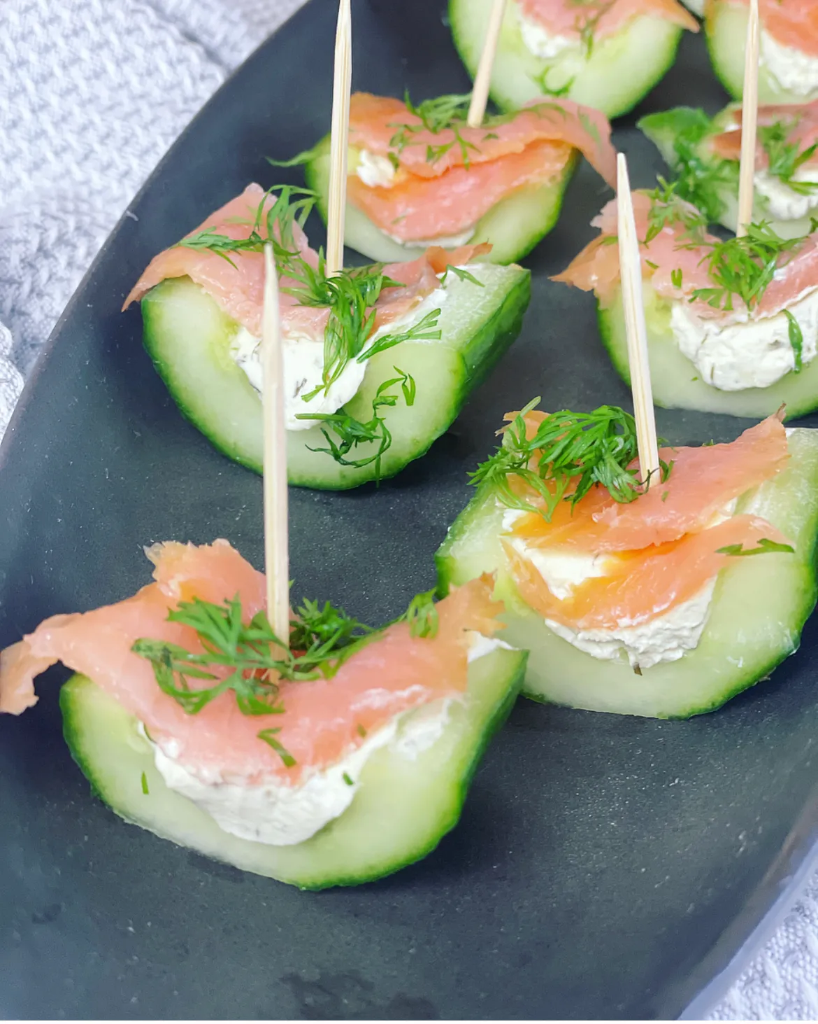 Agurkehapsere med flødeost og laks