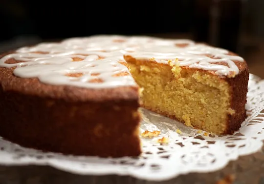 Saftig appelsinkage med hel appelsin