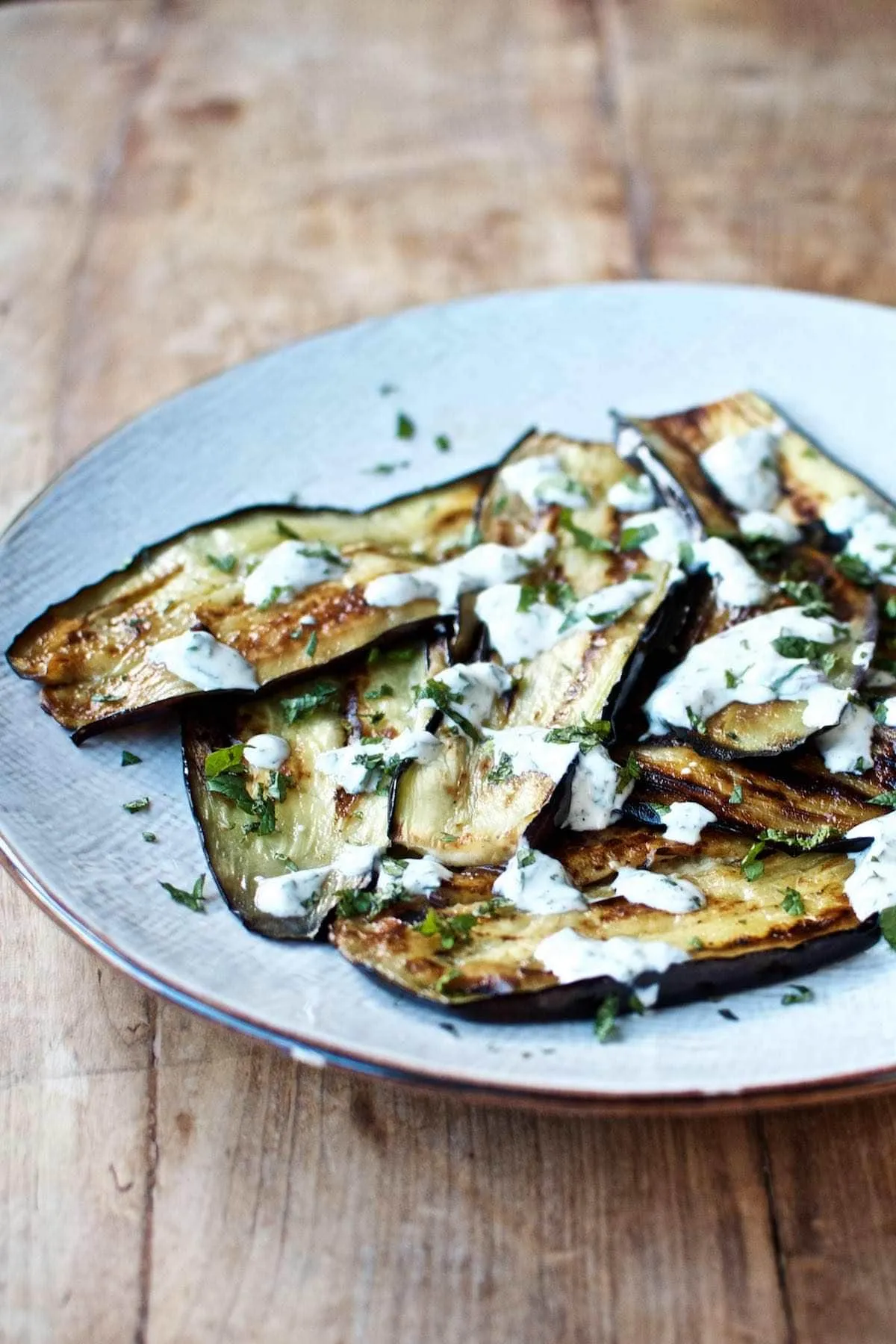 Grillet aubergine med mynte og yoghurtdressing