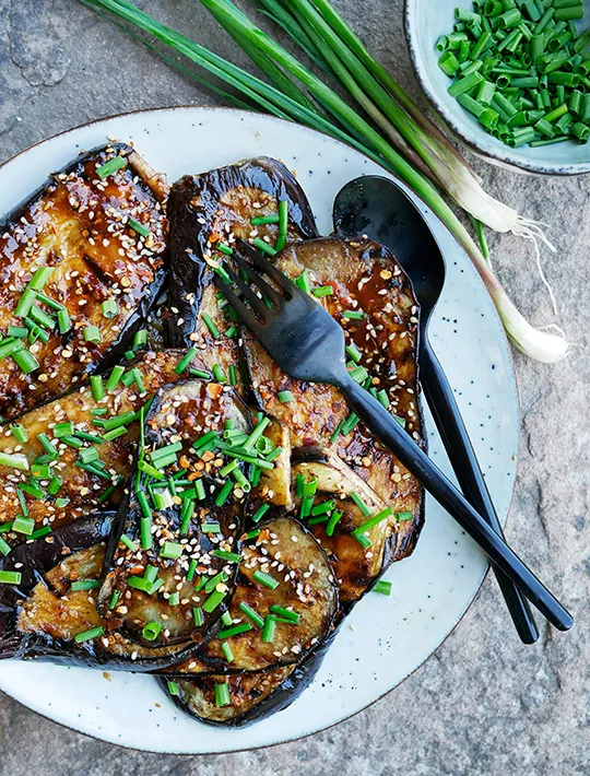 Grillet aubergine med hoisin og sesam