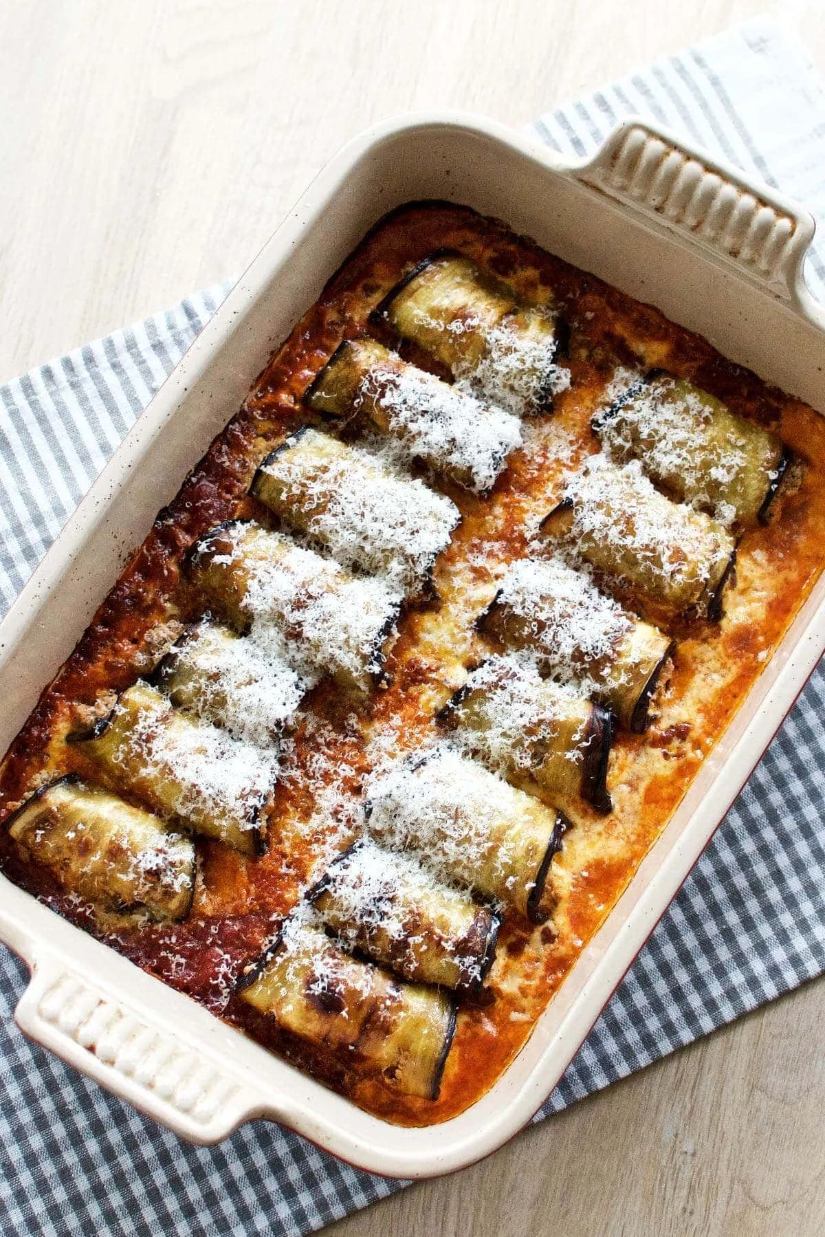 Fyldt aubergine med ricotta og tomatsauce