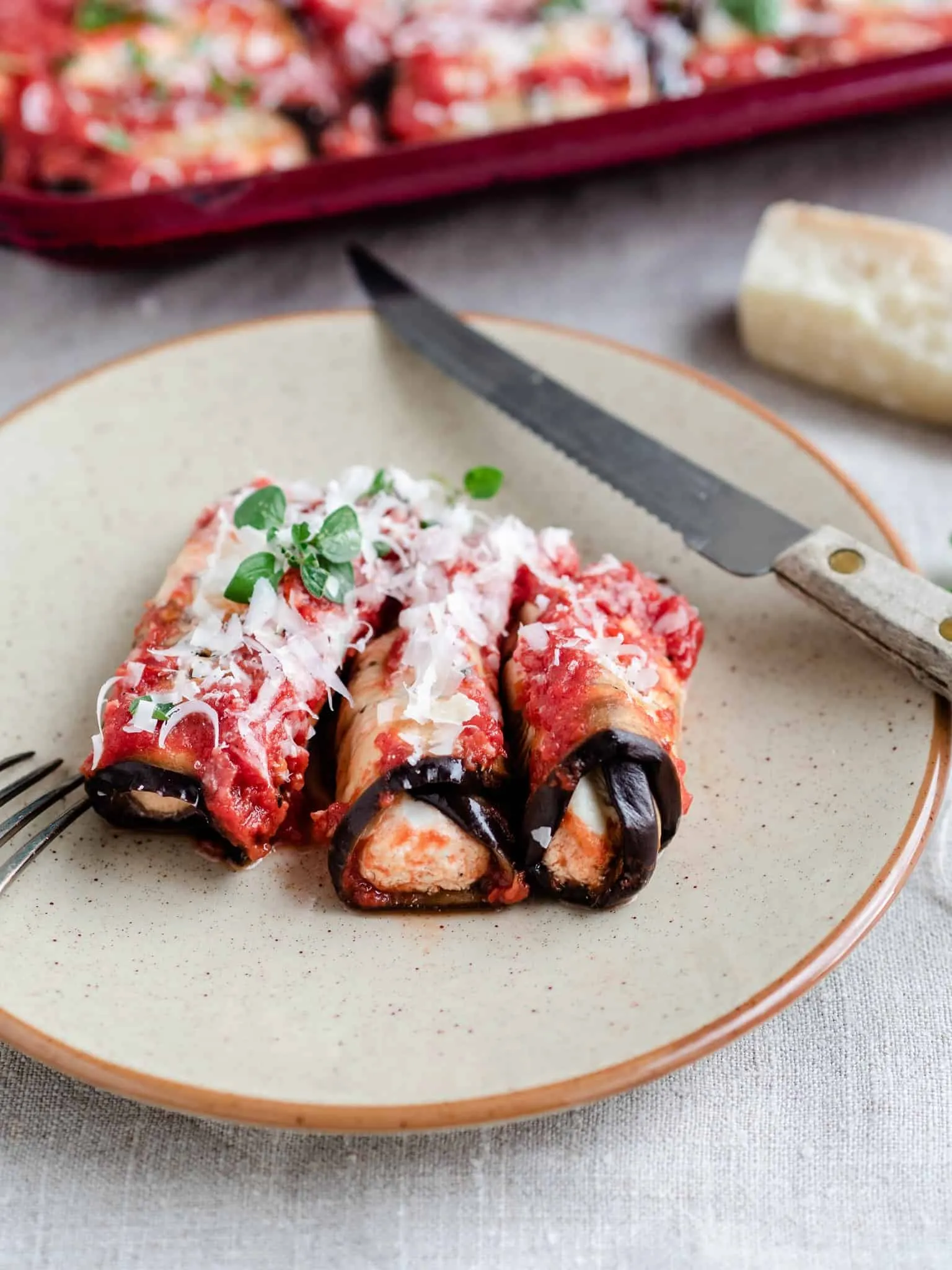 Aubergineruller med fyld af ricotta