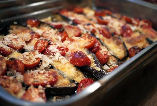 Gratinerede auberginer og tomater