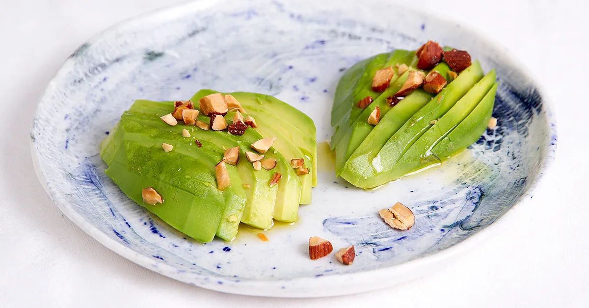 Avocado med saltmandler og chiliolie