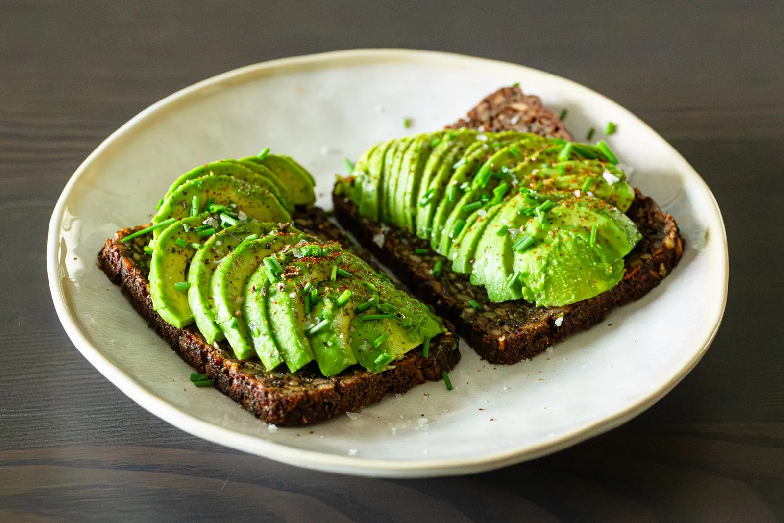 Avocado på rugbrød med citron og chili