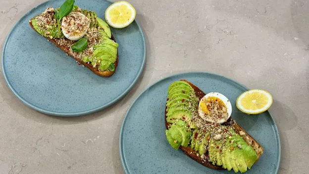 Avocado toast med dukkah og smilende æg