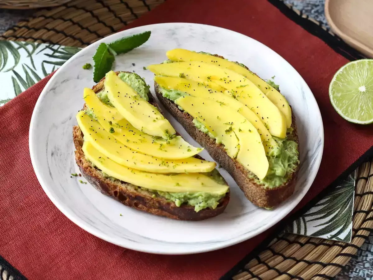 Avocado toast med mango og lime