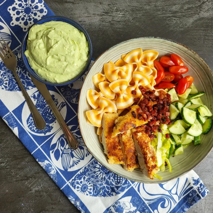 Pastasalat med kylling og fetacreme med avocado