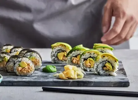 Sushi med teriyakikylling og avocado