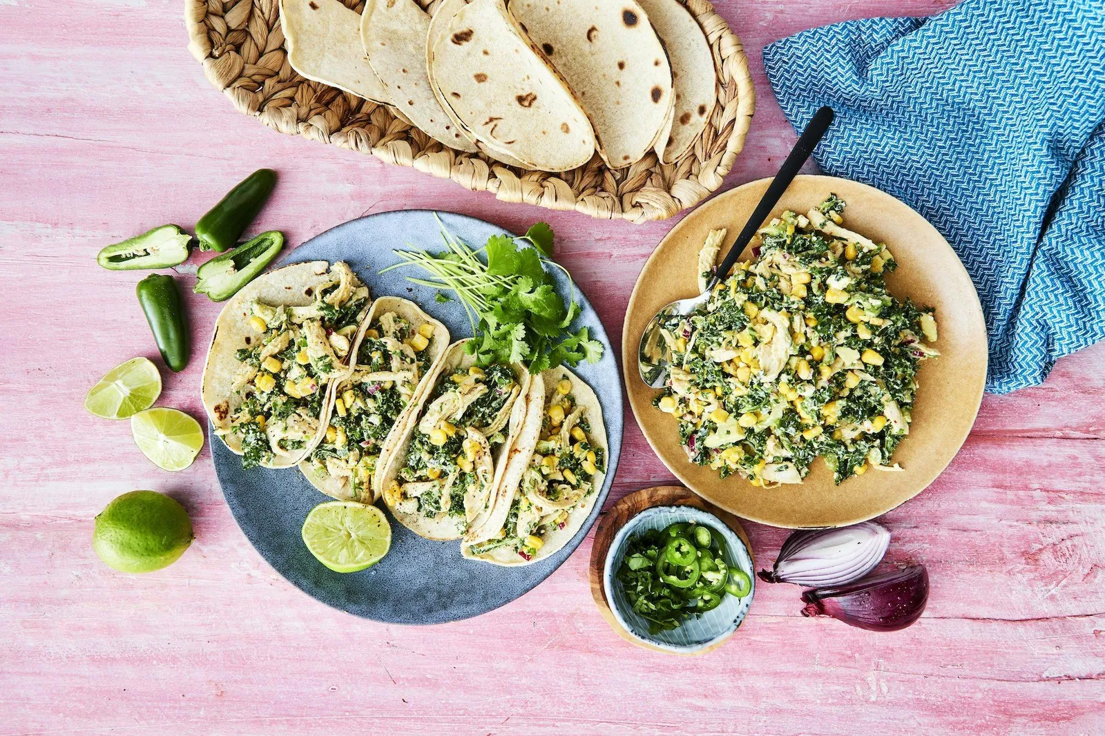 Tacos med salat af majs, kylling og avocado