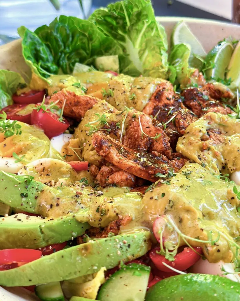 Salat med kylling, æg og avocado