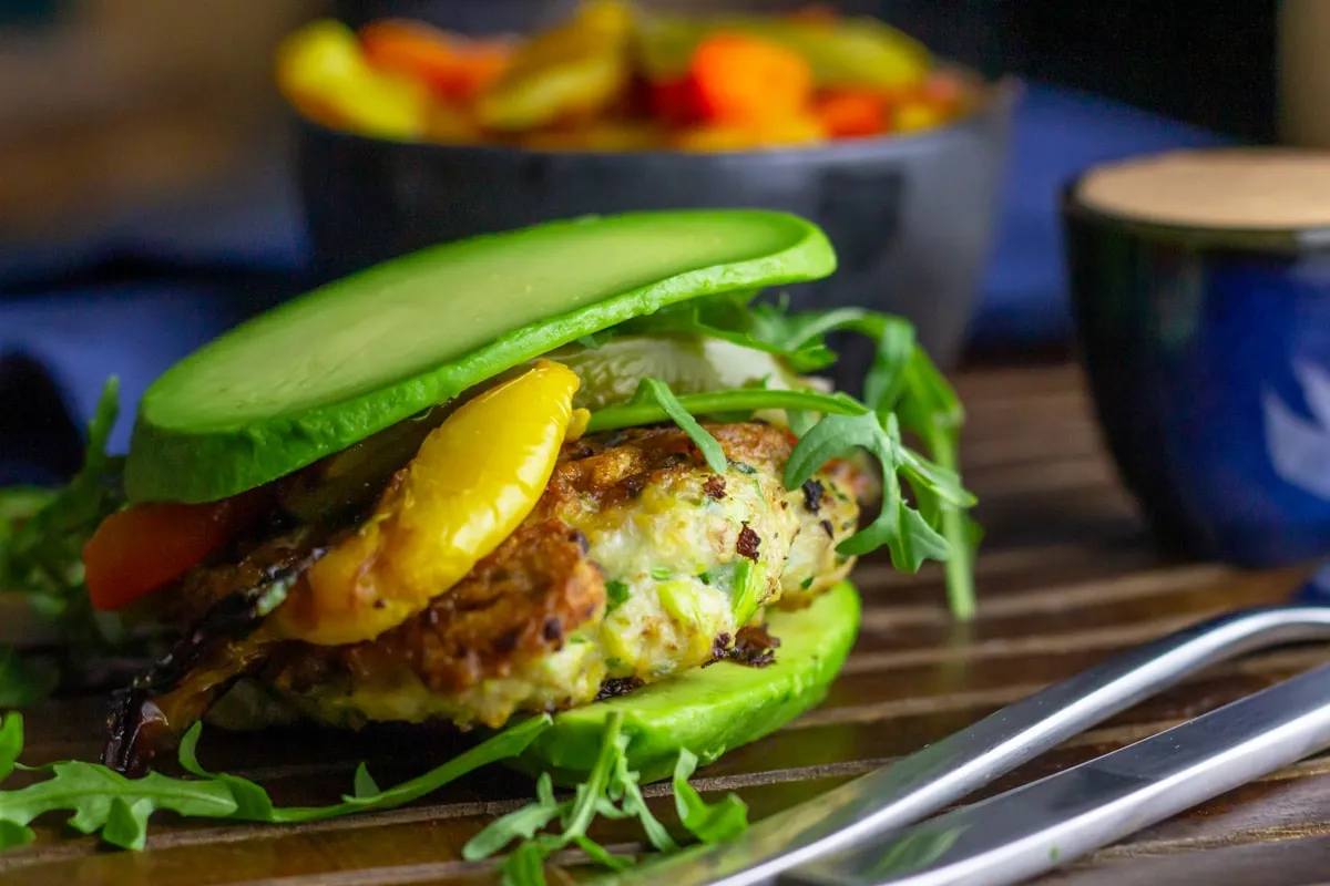 Avocadoburger med kylling, bagte peberfrugter og chilimayo