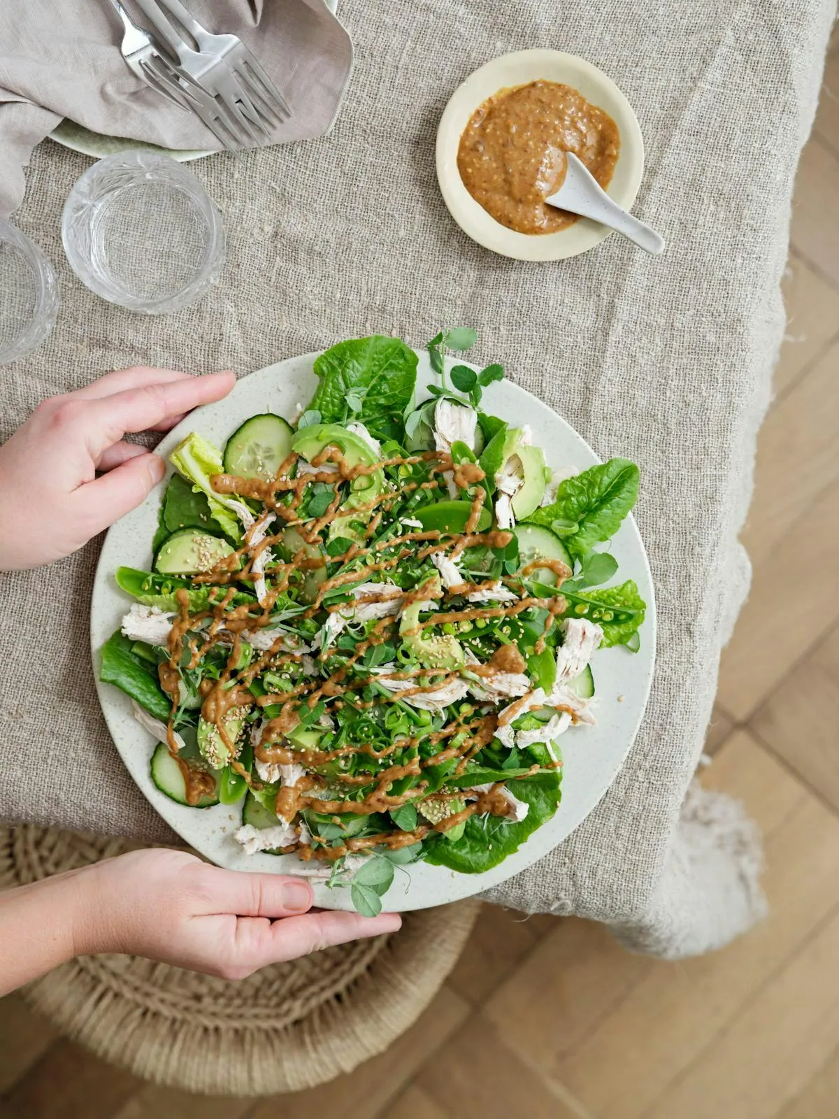 Sprød salat med kylling, avocado og misomayo