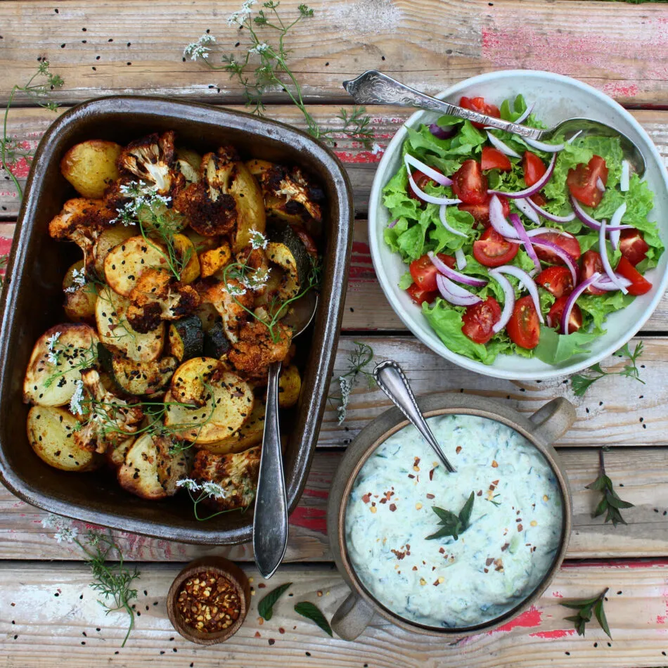 Kartoffelfad med blomkål, squash, tandoori og nigella