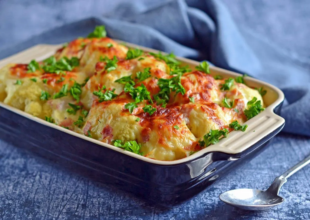 Gratineret blomkål med skinke og ost
