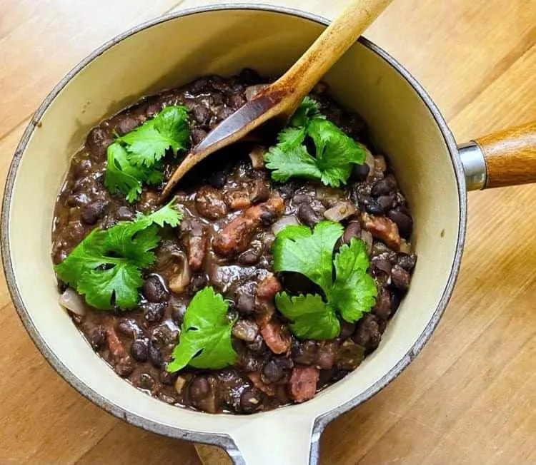 Mexicanske sorte bønner med øl og bacon