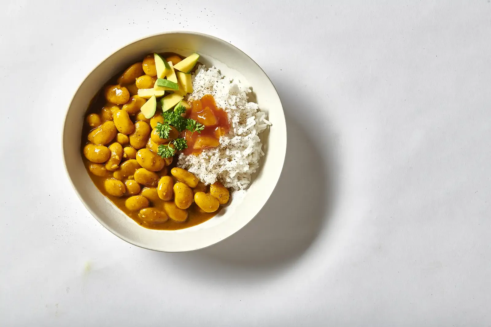 Bønner i karry med ris og mango chutney