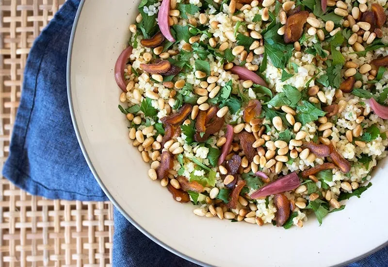 Salat med bulgur, abrikos, dadler og pinjekerner