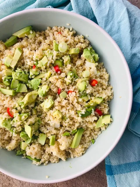 Lun bulgursalat med avocado og forårsløg