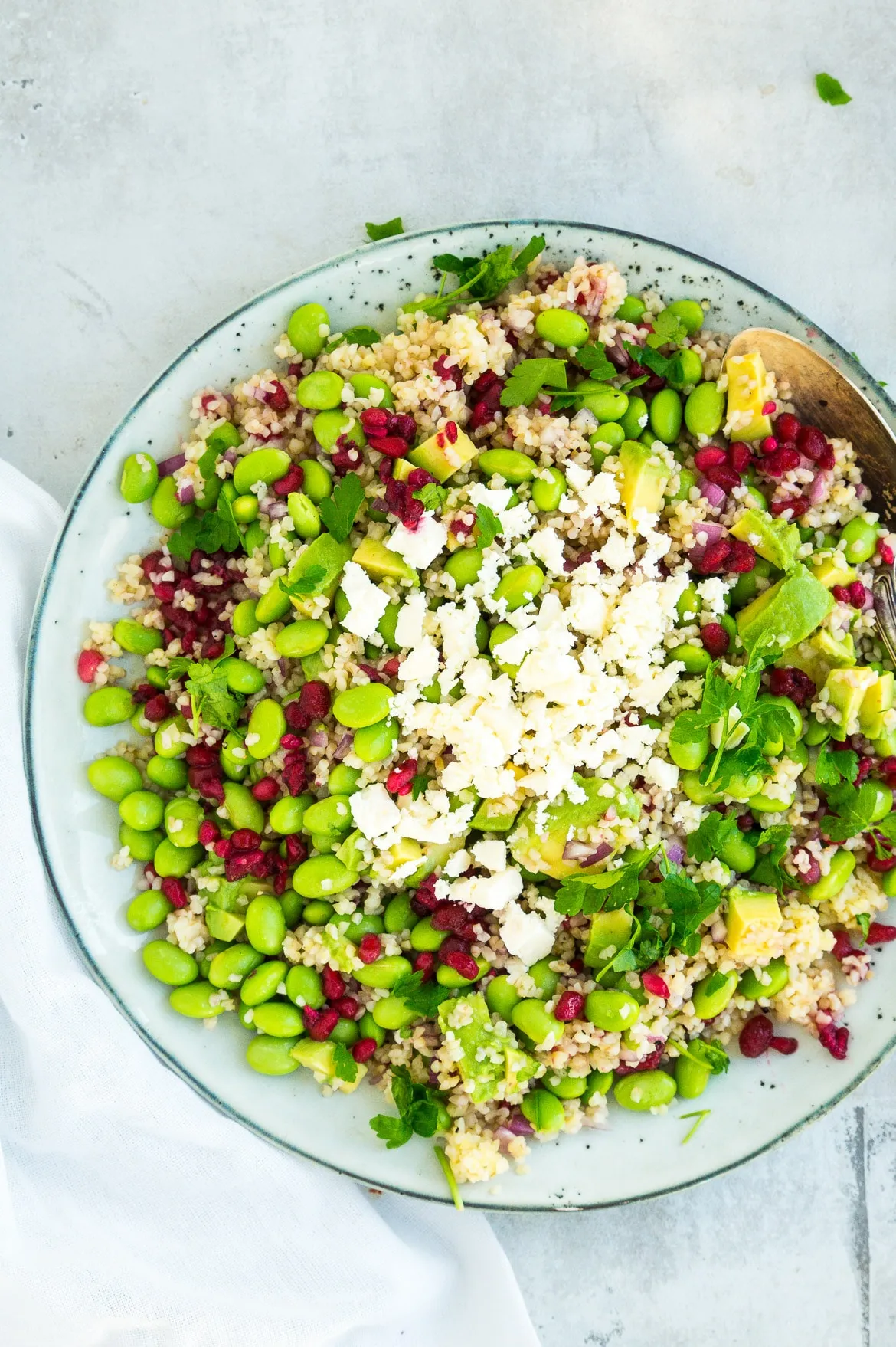 Sommersalat med bulgur, edamamebønner, granatæble og feta