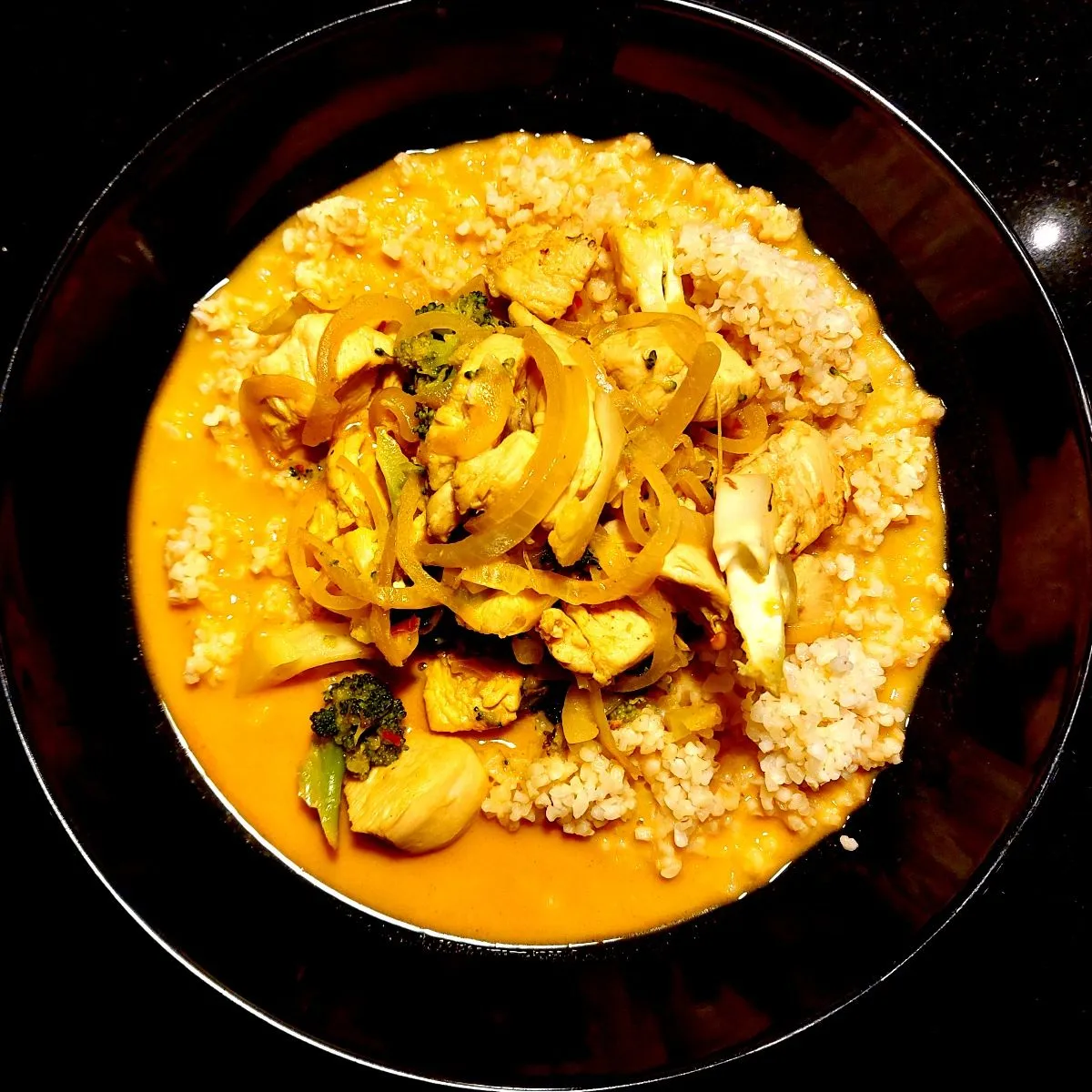 Wok med kylling, bulgur og grøntsager