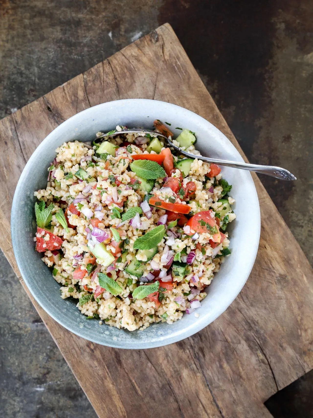 Tabouleh med urter, rødløg og grønt
