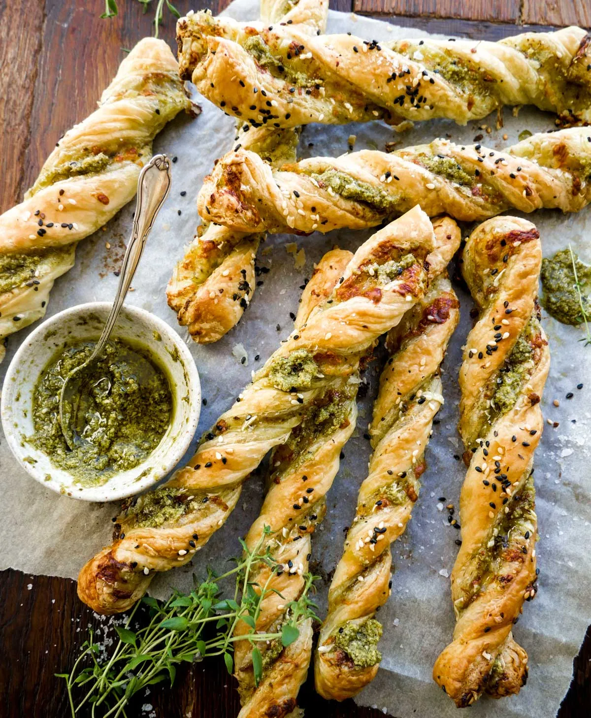 Butterdejsstænger med pesto