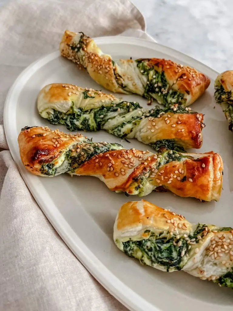 Butterdejstwister med feta og spinat