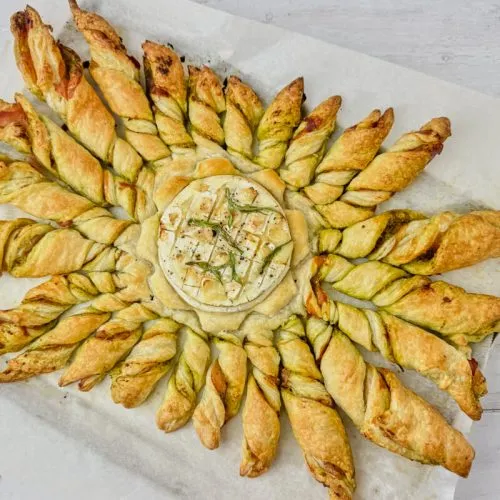 Butterdejsstænger med bagt brie
