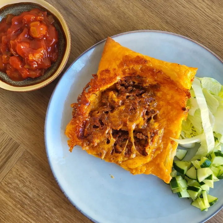 Omvendt sprød butterdej med tacofyld, cheddar og salsa
