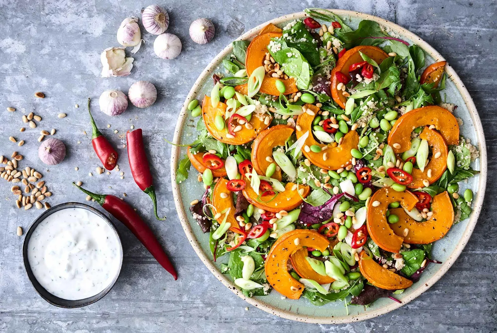 Couscous salat med karamelliserede græskar, pinjekerner og hvidløgsdressing