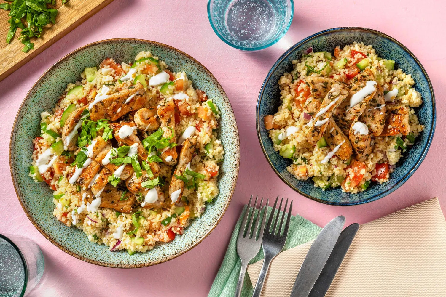 Middelhavsinspireret svinekød med græsk salat og couscous