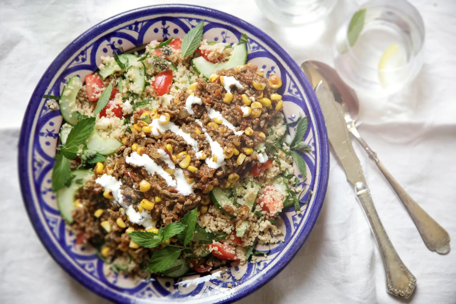 Couscous med krydret okse, frisk majs og yoghurt